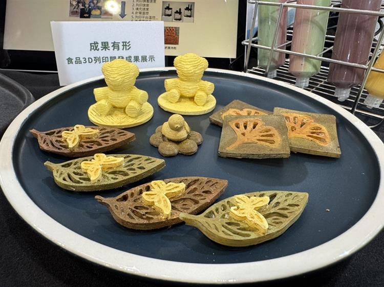 開啟彈跳視窗，連結到食品所運用3D列印技術打造兼顧吞嚥安全、營養與用餐尊嚴的擬真餐點，並攜手業者拓展照護、餐飲及食品製造市場(jpg檔)