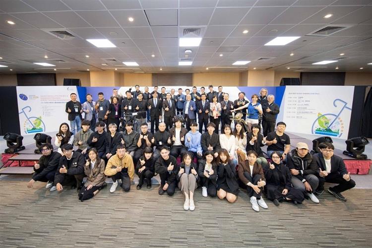 Open popup window for Award-winning designers of the 25th IBDC, representatives of scientific achievements, officials, and honored guests taking a photo together.(jpg)