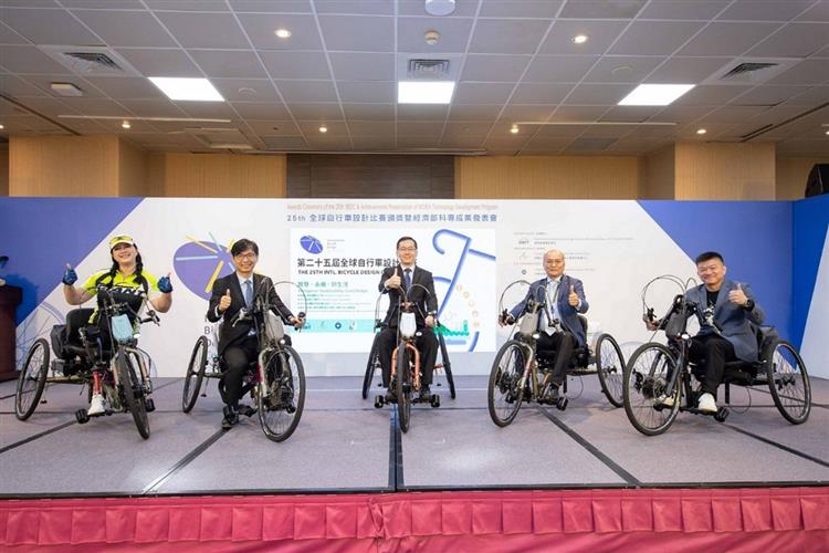 Open popup window for The Director-General of the Department of Industrial Technology, Chiou Chyou-Huey, went on stage to personally experience a Handcycle.(jpg)