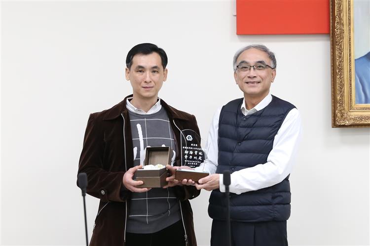 Taichung Branch of Bureau of Industrial Parks of the Ministry of Economic Affairs, has honored firefighter Que Hai-Long with the title of "2023 Exemplary Model of Probity". Innovative disaster relief map promotes park safety.