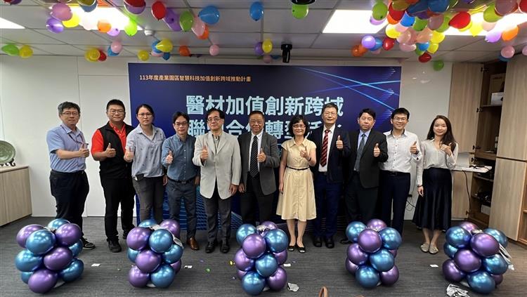 Director Liang You-wen of the Taipei Branch, Chief Wang Yuan-fang  and  guests following the Medical Materials Alliance establishment ceremony.