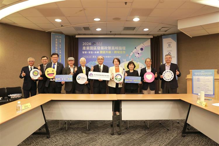 Director Yang, Po-Keng, Deputy Director Zeng Zhuo-fen, and distinguished guests at the keynote speech pose for a group photo.