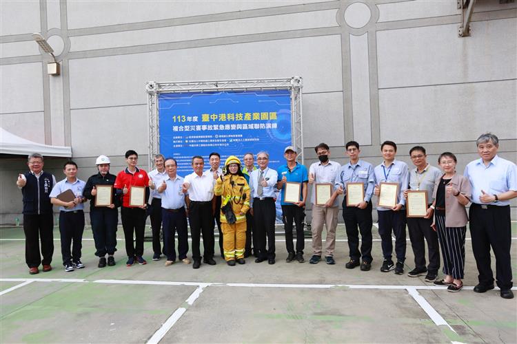 The Director of BIP, Yang, Po-Keng (eighth from the right) poses for a group photo with participating and supporting units.