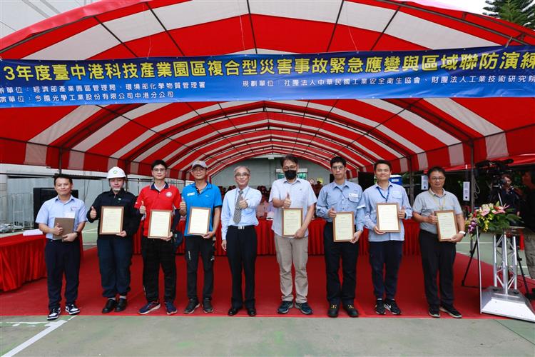 The Director of BIP, Yang, Po-Keng (fifth from the right) awards certificates of appreciation to the participating and supporting units.