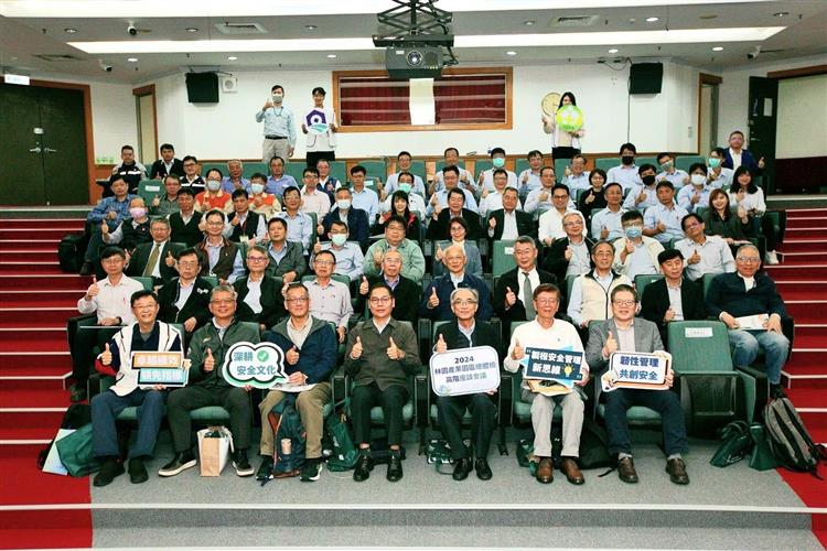 The group photo of LinYuan Industrial Park Seminar.