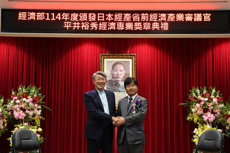 MOEA Minister Confers Medal on Japan's Former Vice Minister for International Affairs at METI