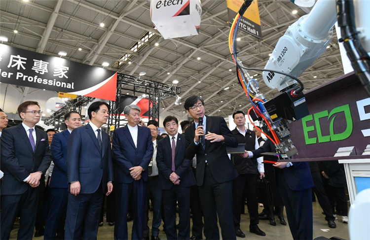 President Lai Ching-te visited the "H-beam laser welding technology" displayed by the Department of Industrial Technology