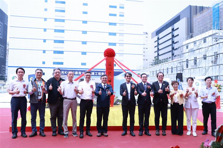 Mr. Hung Sung-Ching, Director-General Yang Chih-Ching, and guests at the groundbreaking ceremony posed for a group photo.