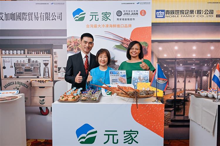 Deputy Minister Kiang (center) poses with Belizean Ambassador Katherine Vanessa Meighan (right) and a representative from YENS Enterprise (left).