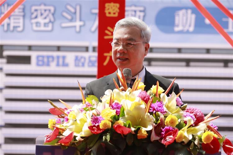 Minister Kung delivers remarks, saying that SPIL's investment in the Yunlin demonstrates its confidence in Taiwan's investment environment.
