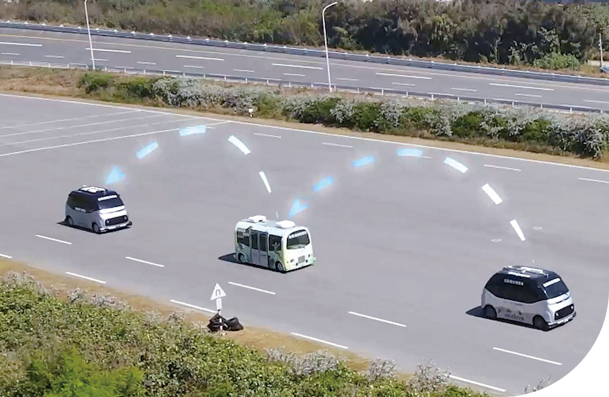 自駕隊列技術導入小型巴士車隊運行。
