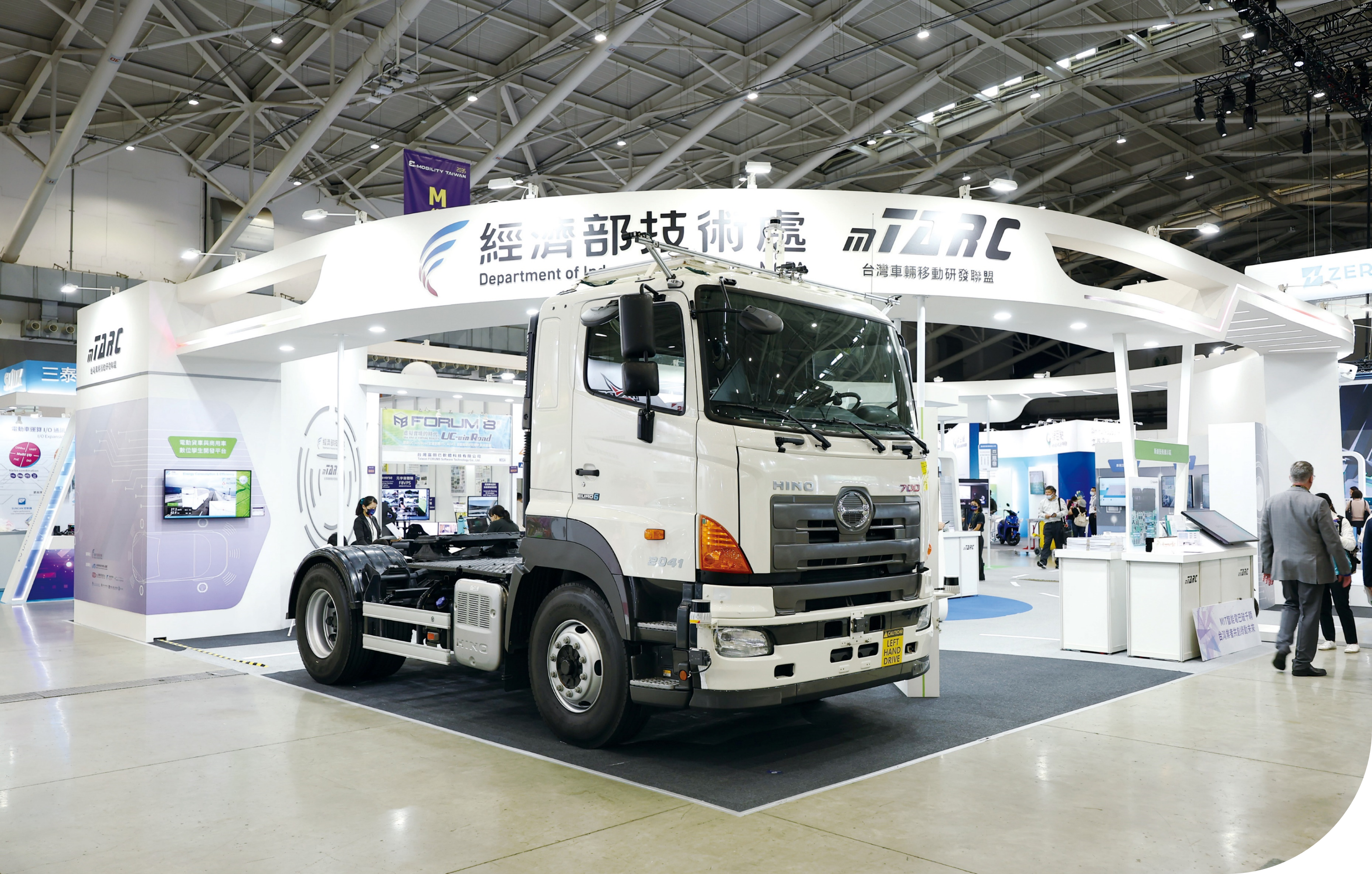 工研院將高速公路自駕技術導入35噸聯結車，與澳洲最大公路營運商合作。