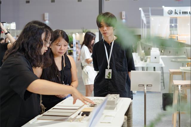 設研院展出「C-STONE大理石塗料」，並於展覽現場與民眾互動講解。