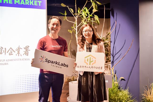 經濟部中小及新創企業署張淑茹專委與SparkLabs Taiwan邱彥錡執行長合影