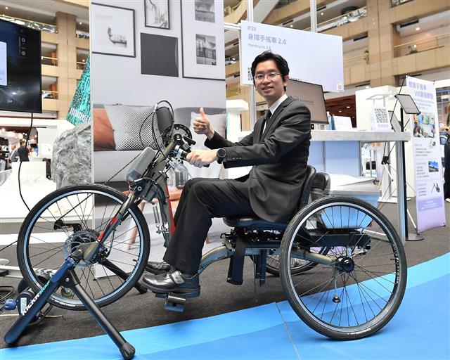 自行車中心「身障手搖車2.0」導入電動輔助騎乘功能，並可以因應體能及心跳狀況，智慧化的調整輔助系統。