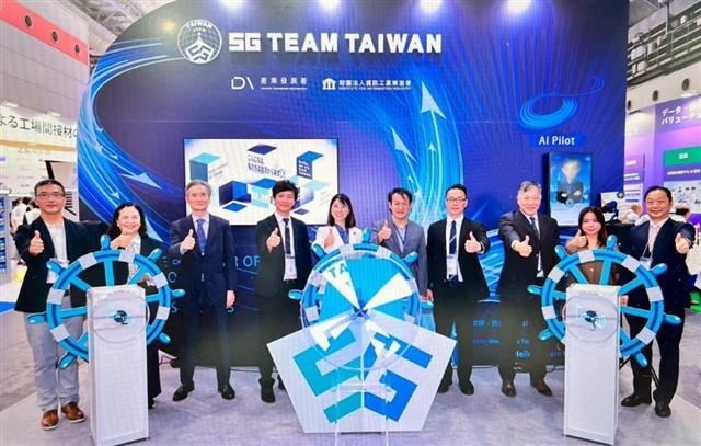 圖1: 經濟部產發署電資組曾偉華簡任技正(右五)、立憲民主黨參議院塩村文夏議員(左五)及產業界貴賓參與5G TEAM TAIWAN台灣館開幕儀式