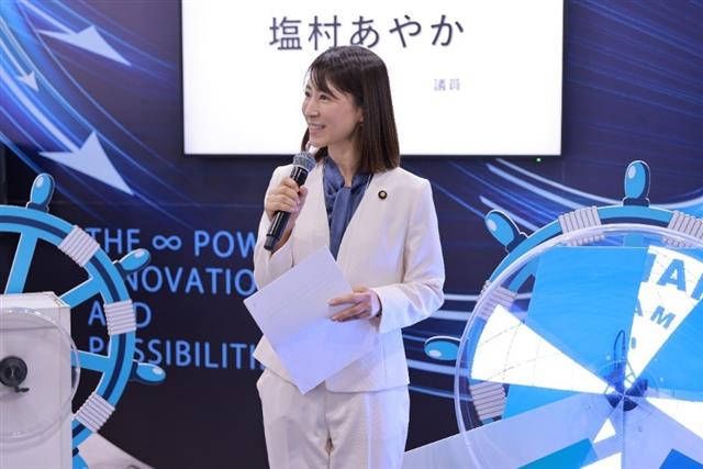 圖2: 塩村文夏議員為5G TEAM TAIWAN台灣館開幕儀式致詞               