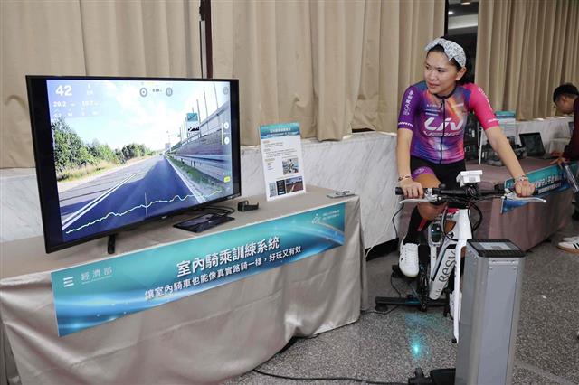 The Indoor Cycling Training System integrates smart training platforms with interactive software