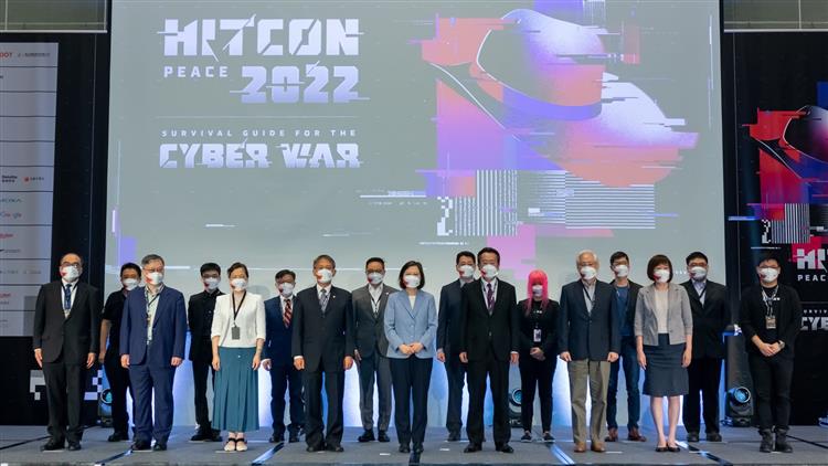 經濟部工業局與台灣駭客協會今（19）日於南港展覽館辦理「2022駭客年會」，邀請總統出席開幕典禮並致詞。