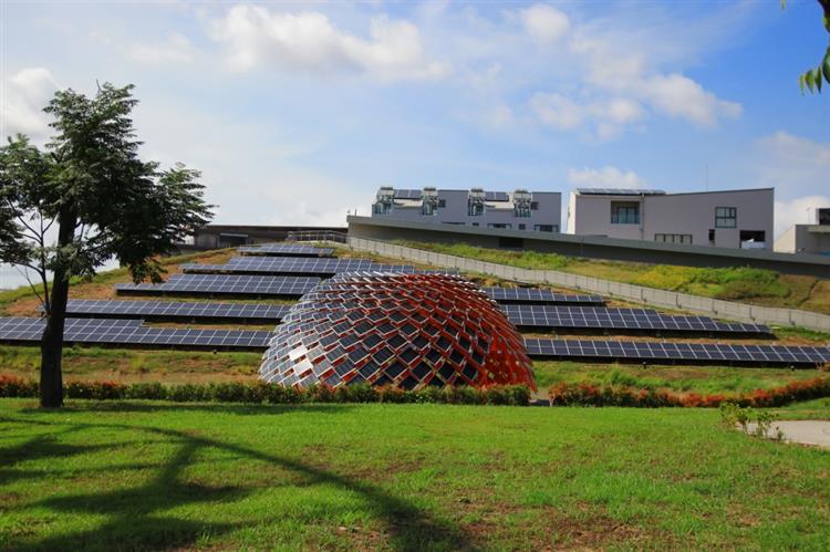 《太陽的果實》以圓形鋼構與386片50瓦太陽能板組成，呼應太陽能，意喻綠能科技研發成果豐碩並與自然共存。