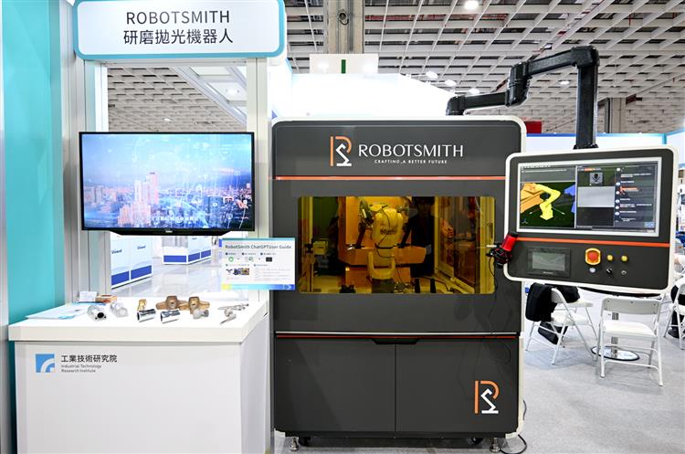 「ROBOTSMITH研磨拋光機器人」，透過軟硬整合技術，可精準研磨比不銹鋼硬三倍的鈦金屬人工關節，讓表面更細緻，現已規劃衍生新創公司。