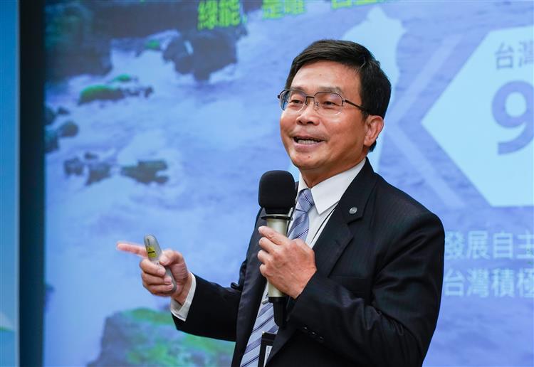 本日綜合座談環節由台電副總經理陳銘樹主持，就台電面對運具電動化趨勢的相應措施、能源轉型的相關法律遵循及公私協力發展綠能等議題深入討論。