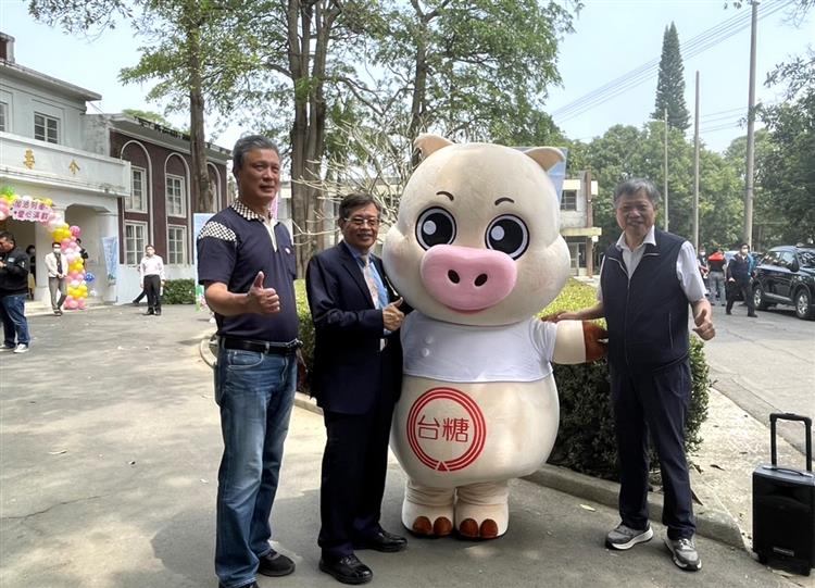 台糖安心豚布偶「糖安心」也隨董事長楊明州(左2)一起到蒜頭糖廠共襄盛舉「加油列車，愛心滿載」公益活動。