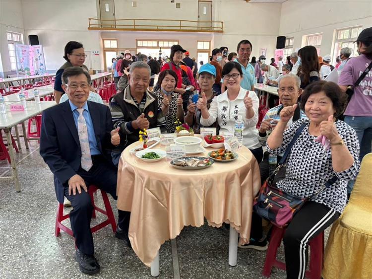 台糖董事長楊明州(左1)出席「加油列車，愛心滿載」公益活動，並款待嘉義地區200名長輩品嚐安心豚大餐。