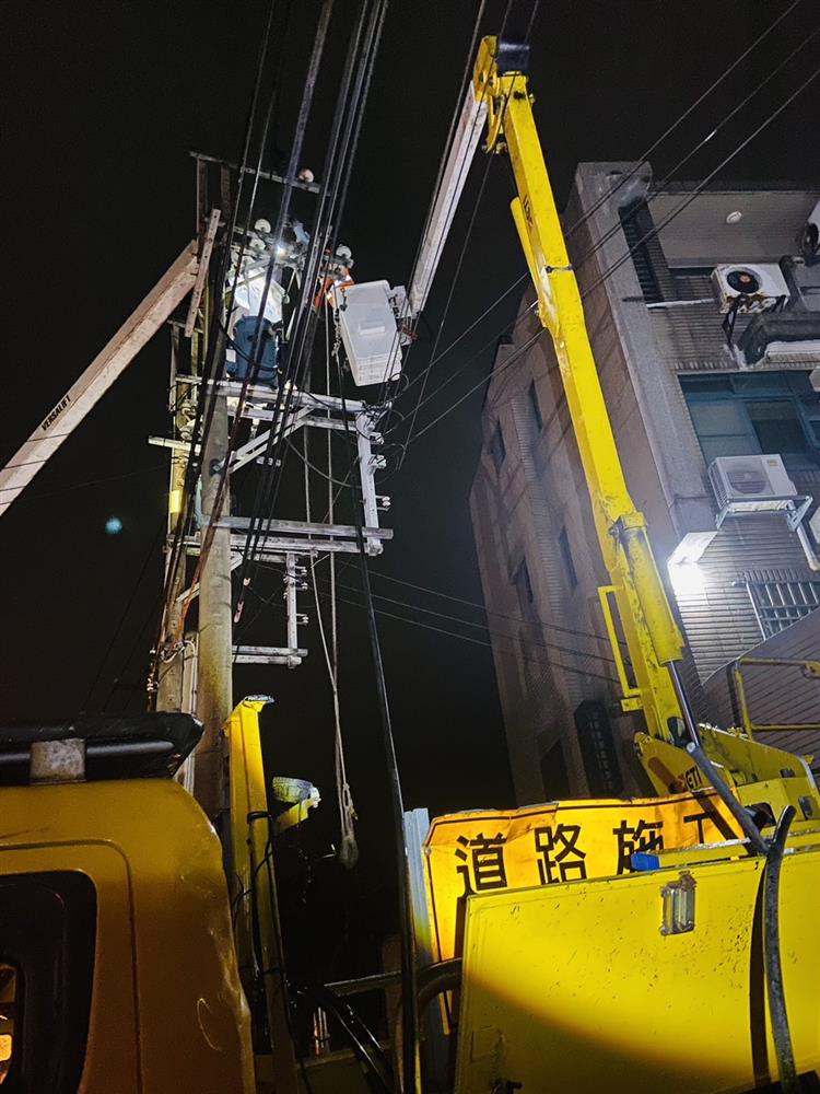 新竹市香山區受雷雨影響造成線路斷線，需進行停電搶修工作。