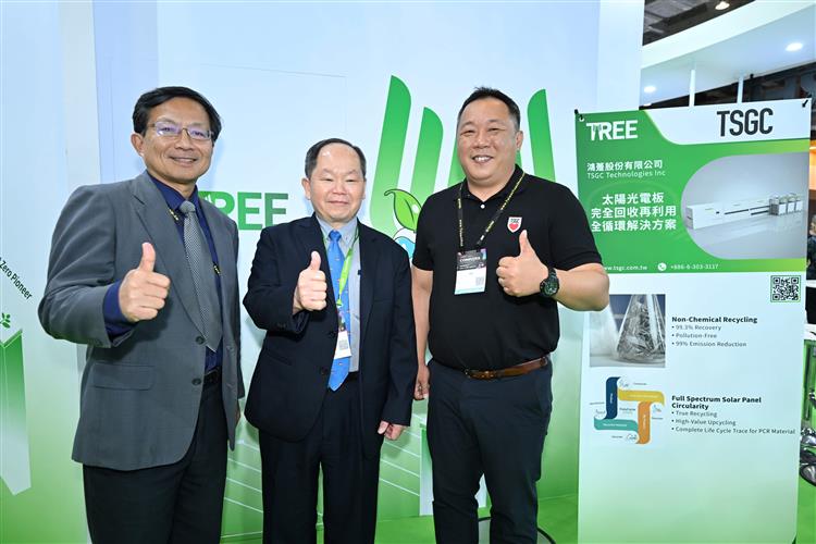 鴻躉公司為臺南大學衍生新創公司，展示以物理方式全自動化拆解太陽能光電板回收技術。