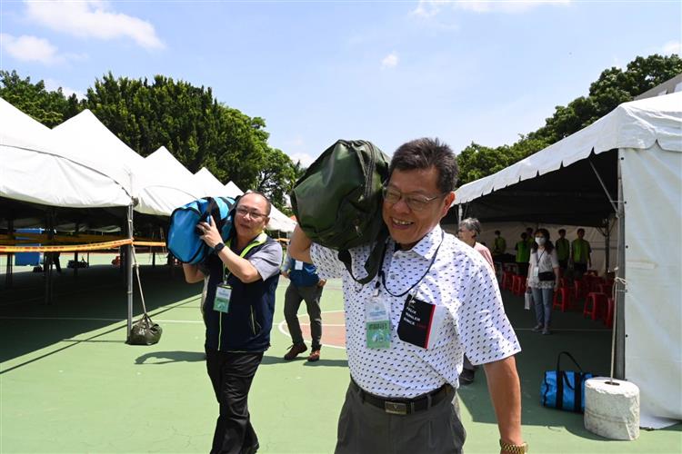 台水112年評價職位人員甄試 今複試7/2放榜-台水董事長李嘉榮與總經理李丁來體驗扛25公斤重沙包行走25公尺