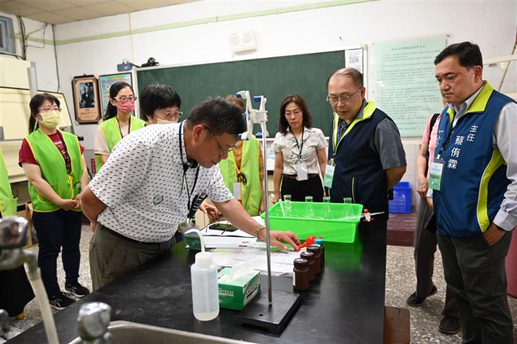 台水112年評價職位人員甄試 今複試7/2放榜-台水董事長李嘉榮與總經理李丁來至複試考場巡視