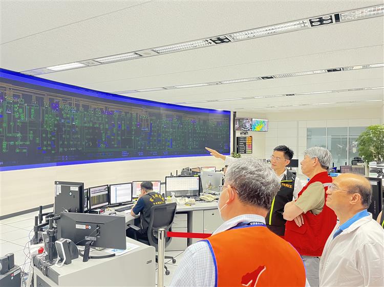 經濟部部長郭智輝今日視察台電中央電力調度中心。