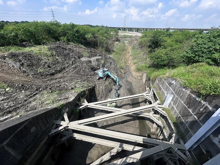 積極防護葡萄桑颱風及低壓帶環流之應變整備水利署加強防汛重點—六河分署-曾文溪水門清淤