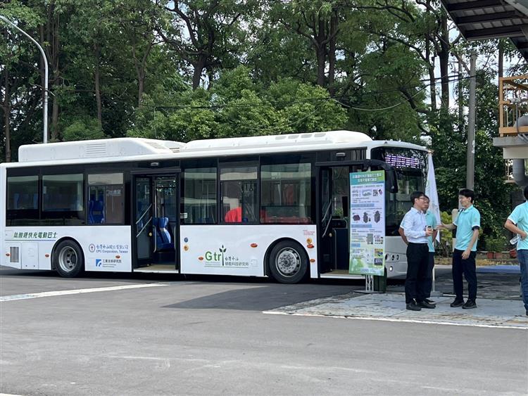 台灣中油運用鈦酸鋰製作大型儲能電池的電動巴士