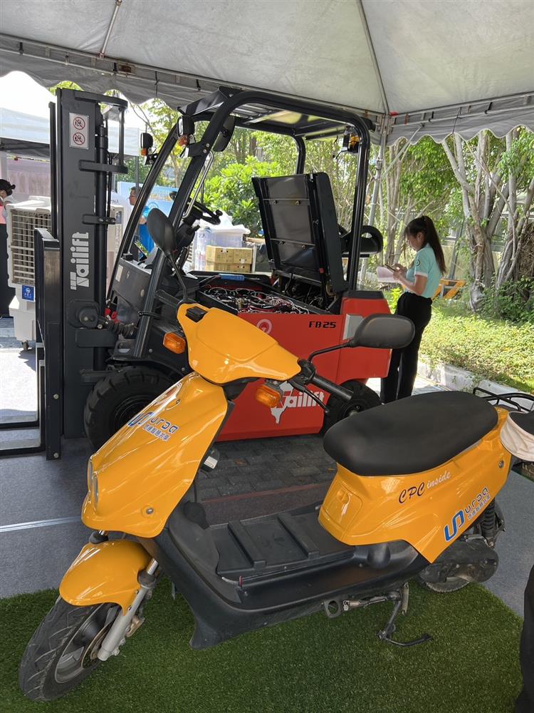 台灣中油運用鈦酸鋰製作儲能電池的電動機車和堆高機