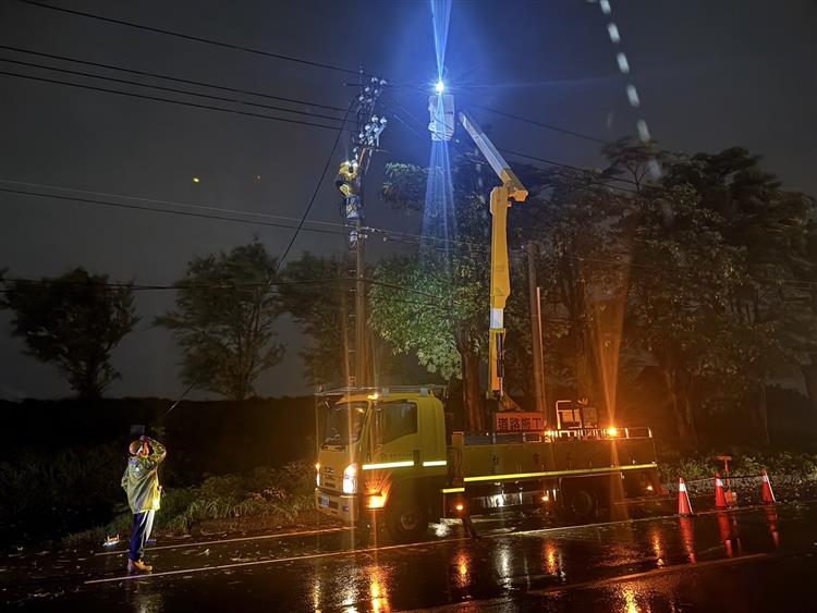 圖說：台電累計已動員逾17,000人次進行搶修，盡快為民來電。圖為鳳山區處同仁今(2)日晚間赴高雄市大寮區進行電桿斷線修復作業。