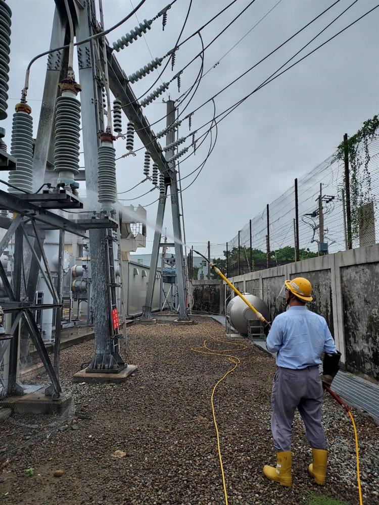 圖為台電人員事先於1日安排嘉義沿海東石變電所實施礙子清洗作業。