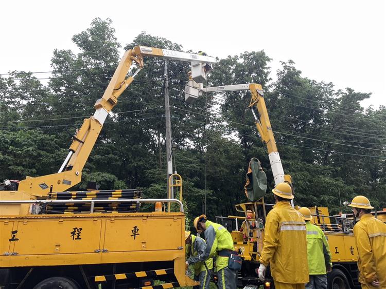 高雄燕巢區四林路因高壓斷線，台電同仁更換礙子以及導線接續工作。