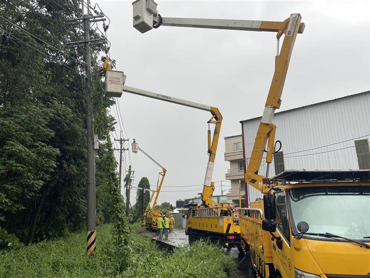 高雄燕巢區四林路因高壓斷線，台電同仁更換礙子以及導線接續工作。