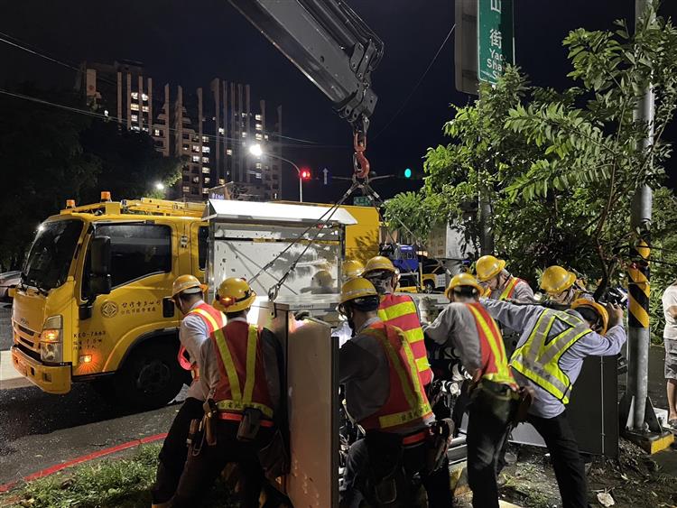 台電已啟動跨區支援機制，動員人力支援高屏搶修，圖為台電北市區處支援三民區堯山街開關更換工作。