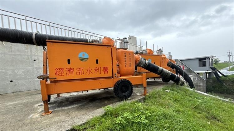 1東北季風及潭美颱風外圍環流嚴防豪雨，經濟部提前開設應變小組加強因應—第一河川分署溪洲排水門抽水機待命