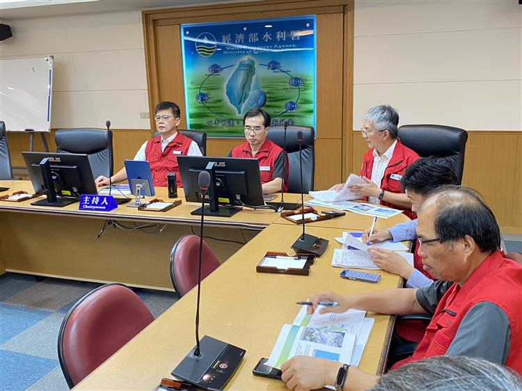 東北季風及潭美颱風外圍環流嚴防豪雨，水利署王藝峰副署長邀集所屬各河川及水資源等分署召開視訊會議，提前開設應變小組加強因應12