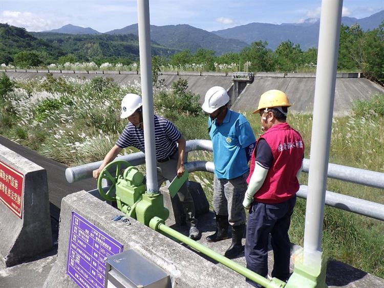 6東北季風及潭美颱風外圍環流嚴防豪雨，經濟部提前開設應變小組加強因應—八河分署瑞和堤防抽驗轄管水門