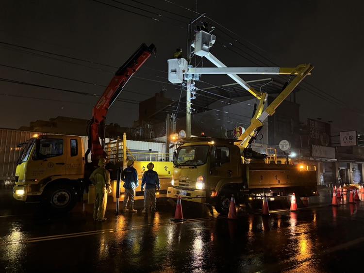 閃爍是因颱風吹落的外物碰觸台電線路影響，造成電壓驟降，因而部分用戶照明有閃爍情形，不會影響電器設備安全。圖為台電同仁於屏東縣新園鄉進行變壓器更換作業。