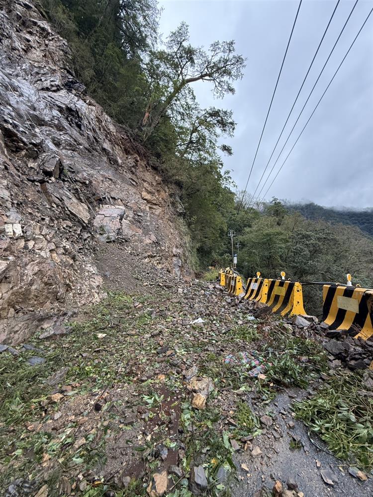 梨山地區發生大量山石滑落及路基損壞無法通行，阻礙台電機具、設備進入山區搶修。圖為台8線99.1K坍方狀況。