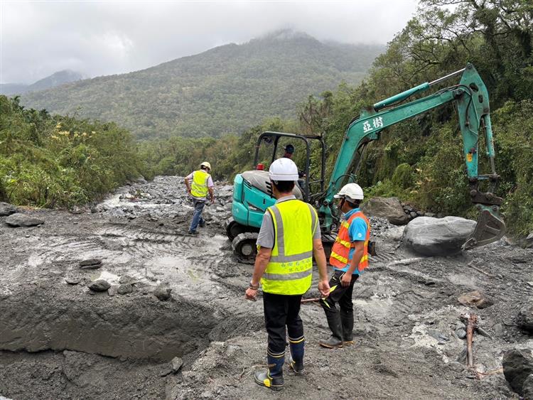 部分地區水源河道因山區崩塌而淤積土石，嚴重阻塞影響取水