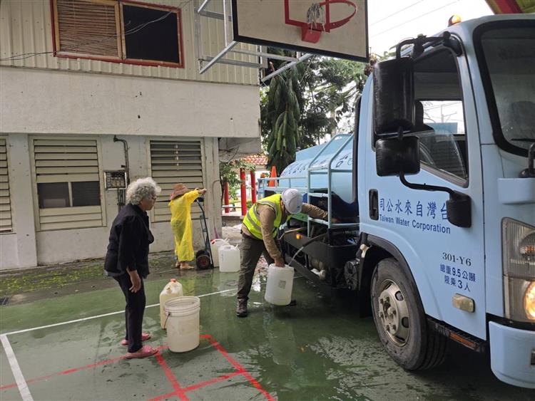 台水投入水車運補作業，減緩民眾用水的不便。