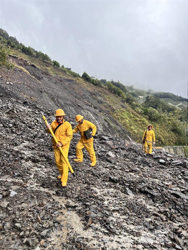 搶修車輛時因道路中斷而無法進場維修，台電同仁挺進山區搶修時，往往須以人力徒步進入，拚的就是要更快一步為民來電。圖為台中區處同仁徒步進入梨山地區搶修。