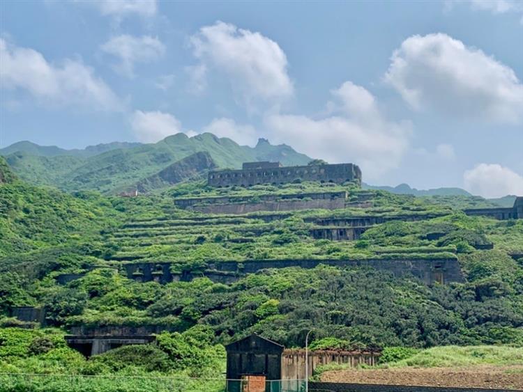 距離九份不遠處臺版「天空之城」十三層遺址，就坐落東北角陰陽海旁。